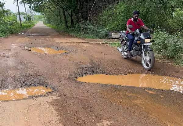 பல்லாங்குழியான பேரீஞ்சம்பாக்கம் சாலை விபத்தில் சிக்கும் வாகன ஓட்டிகள்