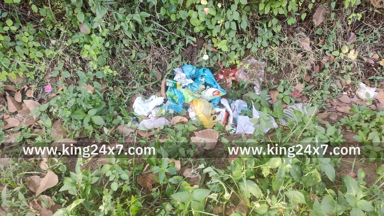 சாலையோரம் கழிவுகள் வீச்சு - தட்டி கேட்டவருக்கு மிரட்டல் 