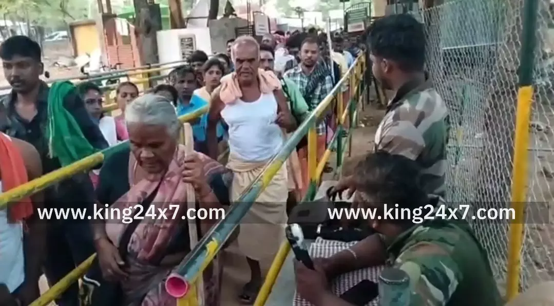 ஆவணி மாத பொளர்ணமியை முன்னிட்டு விருதுநகர் மாவட்டம்  சதுரகிரி கோவிலில் ஆயிரக்கணக்கான பக்தர்கள் குவிந்து சாமி தரிசனம்.*