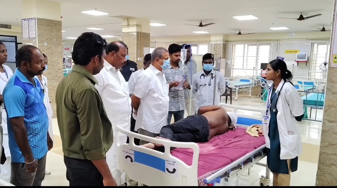 காங்கிரஸ் கட்சி தொண்டர்கள் 13 பேரை நேரில் சென்று பார்வையிட்டு ஆறுதல் கூறிய காங்கிரஸ் கட்சியை சேர்ந்த  சிவகாசி சட்டமன்ற உறுப்பினர் அசோகன்....*