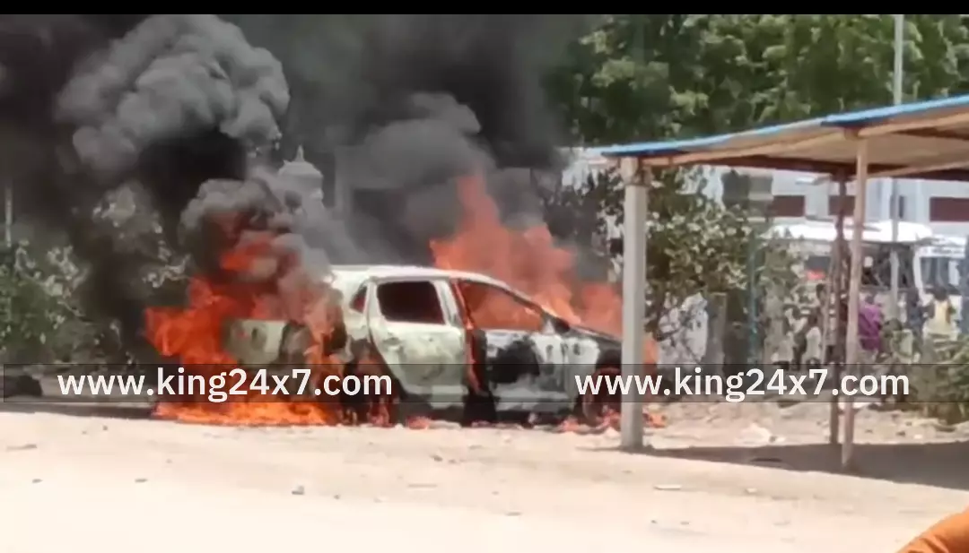 இருக்கன்குடி மாரியம்மன் கோவிலுக்கு சாமி தரிசனம் செய்ய வந்த பக்தரின் கார் தீ பிடித்து எரிந்து சேதம்....