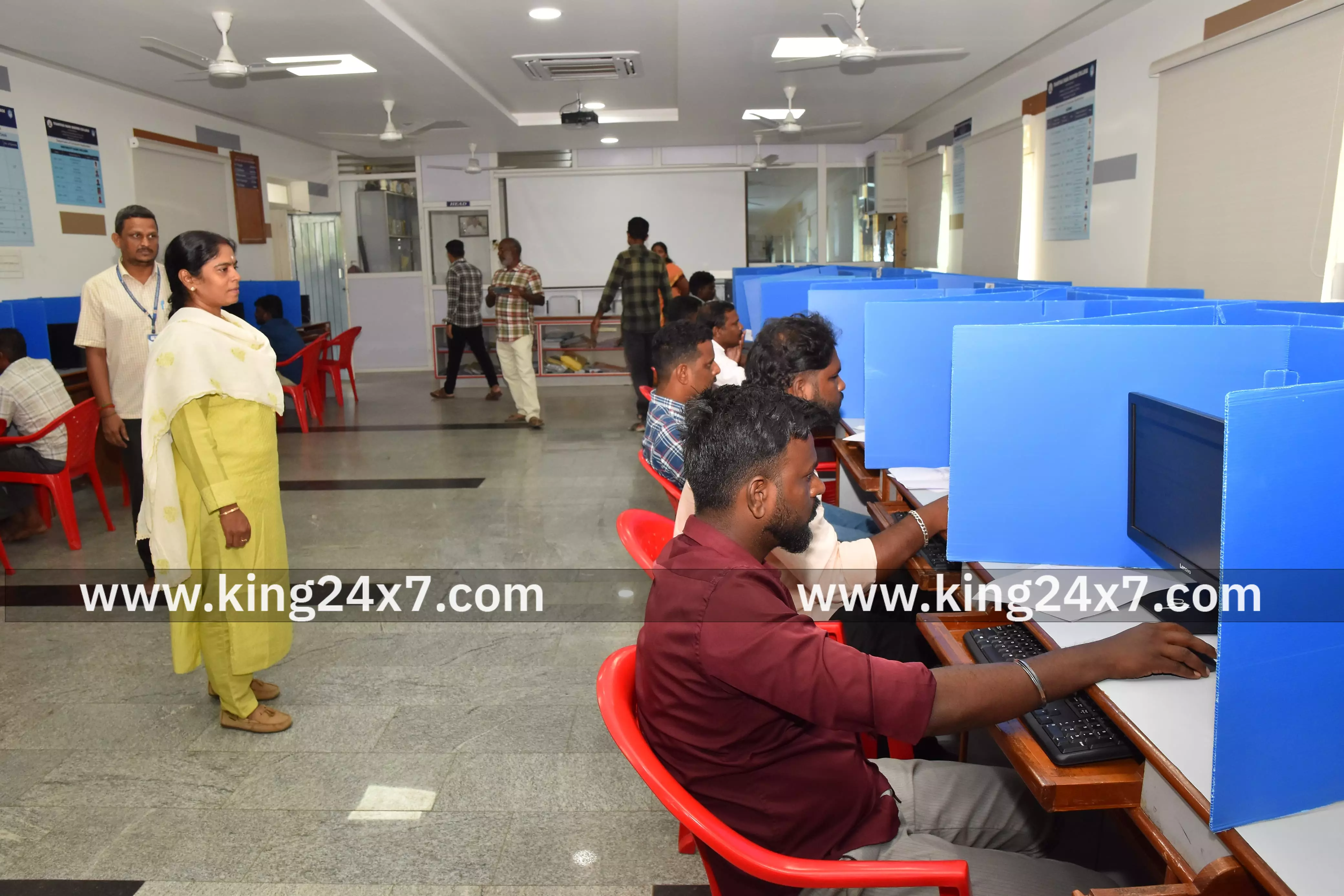 தேர்வு மையத்தை ஆய்வு செய்த ஆட்சியர் தேர்வு மையத்தை ஆய்வு செய்த ஆட்சியர்