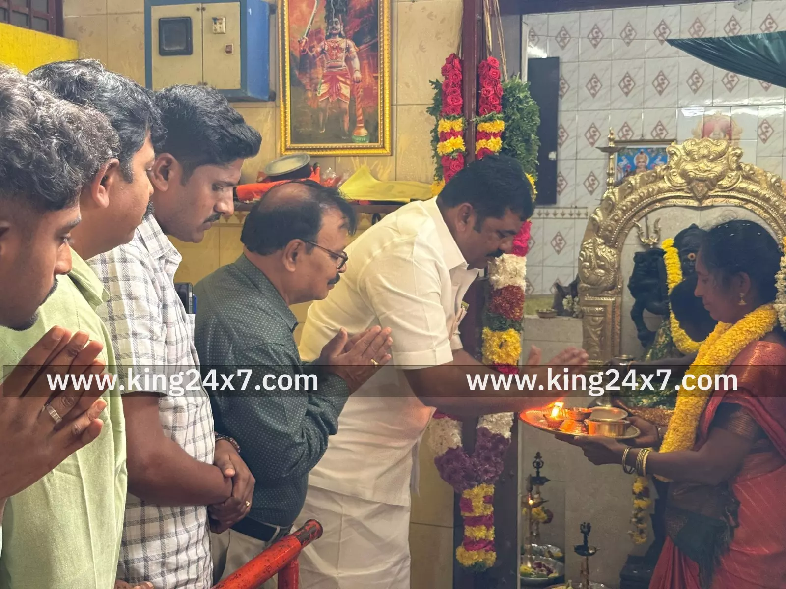 ஸ்ரீ துர்கா தேவி கோவிலில் சாமி தரிசனம் செய்யத ஓசூர் எம்.எல்.ஏ.