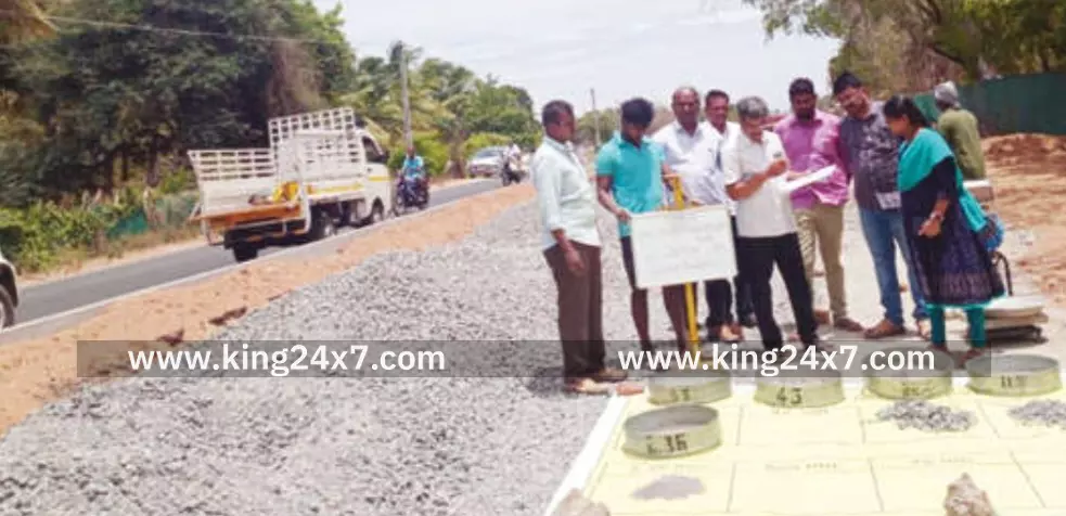 தாராபுரம்-பழனி இடையே சாலையின் தரத்தை ஆய்வு செய்த அதிகாரிகள் தாராபுரம்-பழனி இடையே சாலையின் தரத்தை ஆய்வு செய்த அதிகாரிகள்