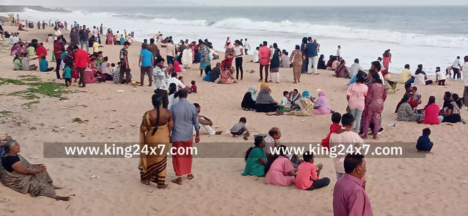 குளச்சல் :  கடற்கரையில் குவிந்த பொதுமக்கள்