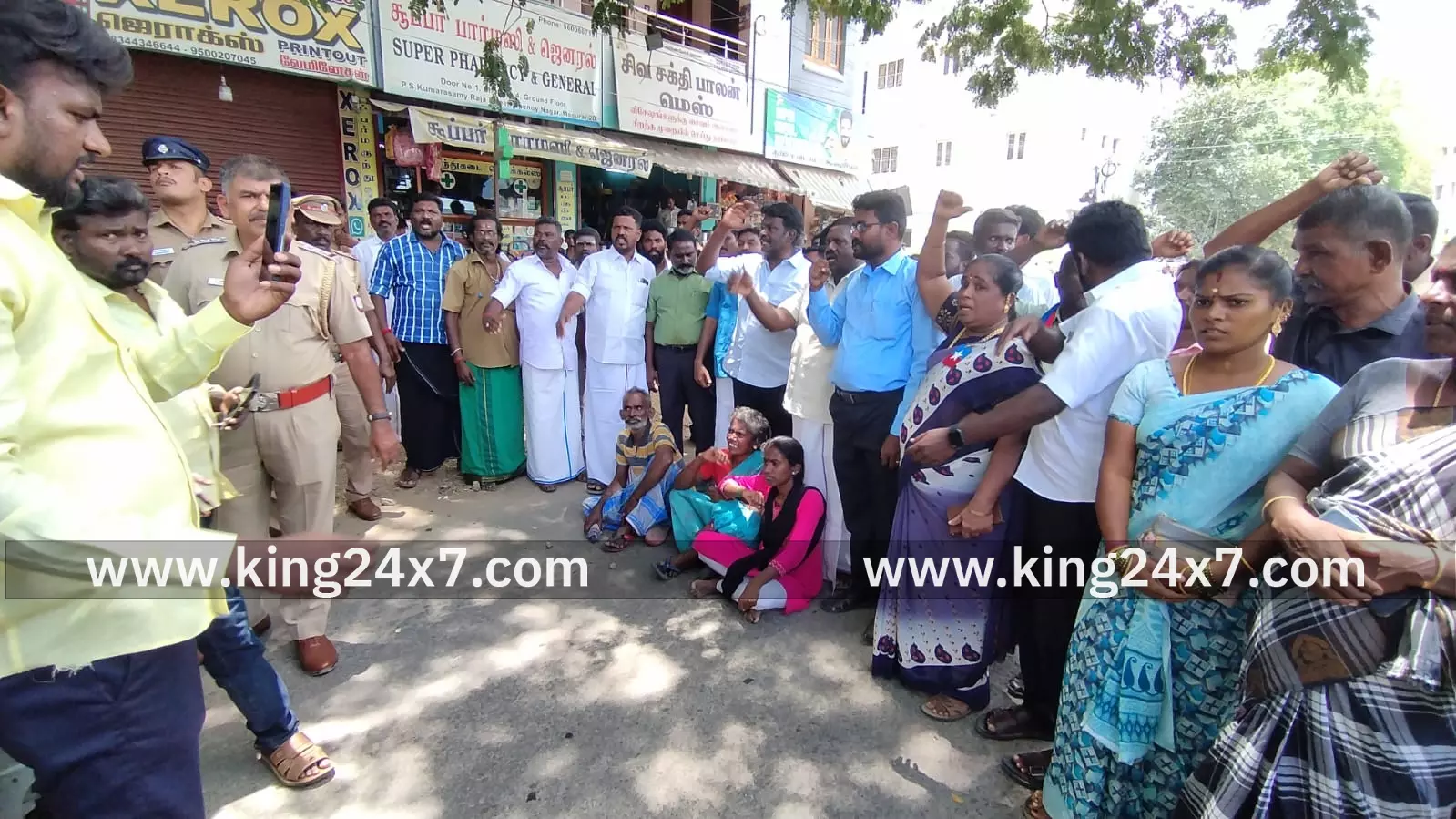 மதுரையில் விசிக கட்சியினர் சாலை மறியல் மதுரையில் விசிக கட்சியினர் சாலை மறியல்