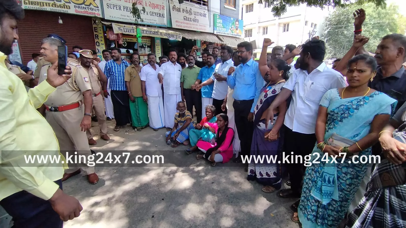 மதுரையில் விசிக கட்சியினர் சாலை மறியல் மதுரையில் விசிக கட்சியினர் சாலை மறியல்