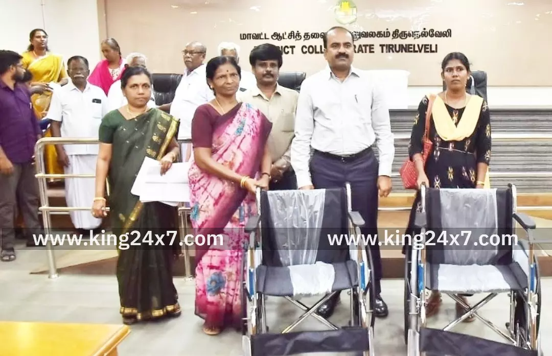 குறைதீர்க்கும் கூட்டத்தில் மாற்றுத்திறனாளிகளுக்கு நலத்திட்டம் வழங்கிய கலெக்டர் குறைதீர்க்கும் கூட்டத்தில் மாற்றுத்திறனாளிகளுக்கு நலத்திட்டம் வழங்கிய கலெக்டர்