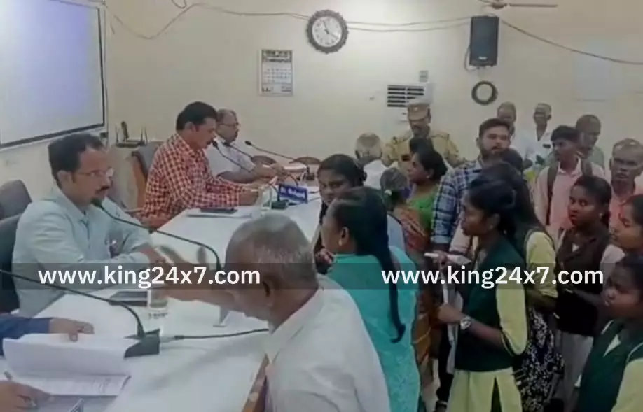 தென்காசி மாவட்ட ஆட்சியரிடம் பஸ் வசதி கோரிய மாணவிகள்