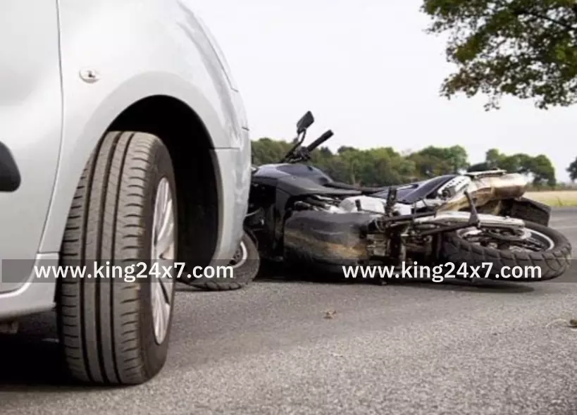 பரமத்தி- டூவீலரின் பின்னால் கார் மோதி விபத்து.முதியவர் உயிரிழப்பு.