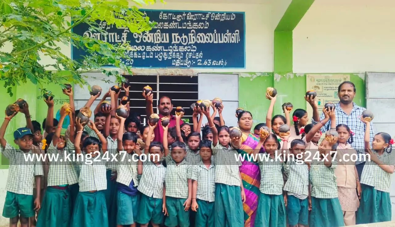அரசு பள்ளி மாணவிகள் பனை விதை சேகரிப்பு