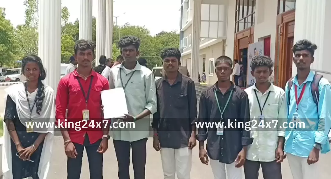 *அரசு கலை  கல்லூரியில் வருகை பதிவேடு குறைவாக இருப்பதாக கூறி மாணவர்களிடம் முறைகேடாக  அபராதம்  வசூலிக்கும் ஆசிரியர் மீது நடவடிக்கை எடுக்க கோரி மாணவர்கள் மாவட்ட ஆட்சியரிடம் மனு அ