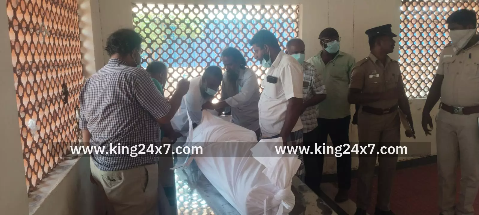 தொகுதி தலைவருக்கு ஆறுதல் கூறிய கட்சியினர் தொகுதி தலைவருக்கு ஆறுதல் கூறிய கட்சியினர்