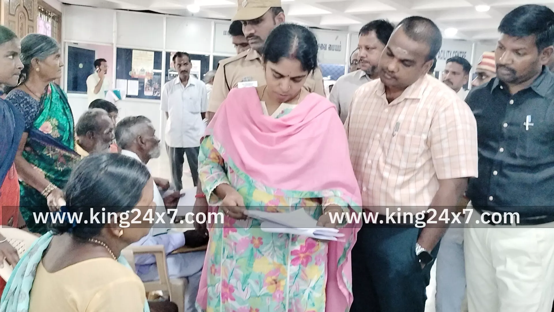 மக்கள் குறைதீர் கூட்டத்தில் பெறப்பட்ட 287 மனுக்கள் மக்கள் குறைதீர் கூட்டத்தில் பெறப்பட்ட 287 மனுக்கள்