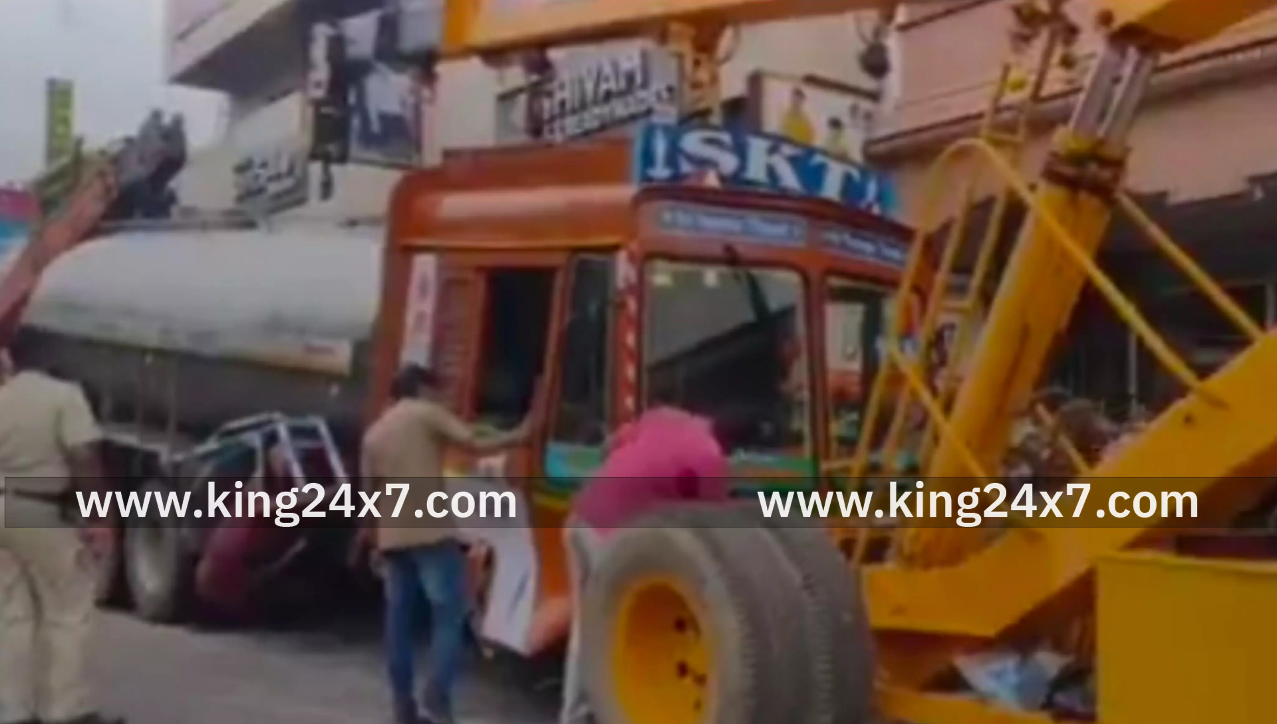 ஆற்காடு பேருந்து நிலையம் அருகே லாரி விபத்து!