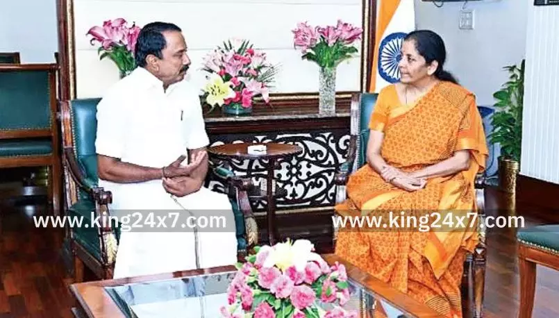 நிர்மலா சீதாராமனை அதிமுக முன்னாள் அமைச்சர் செங்கோட்டையன் சந்திப்பு!! நிர்மலா சீதாராமனை அதிமுக முன்னாள் அமைச்சர் செங்கோட்டையன் சந்திப்பு!!