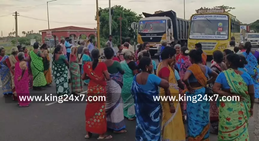 மதுராந்தகம் அருகே பாக்கம் என்ற இடத்தில் தேசிய நெடுஞ்சாலையில் கிராம மக்கள் சாலை மறியல் மதுராந்தகம் அருகே பாக்கம் என்ற இடத்தில் தேசிய நெடுஞ்சாலையில் கிராம மக்கள் சாலை மறியல்