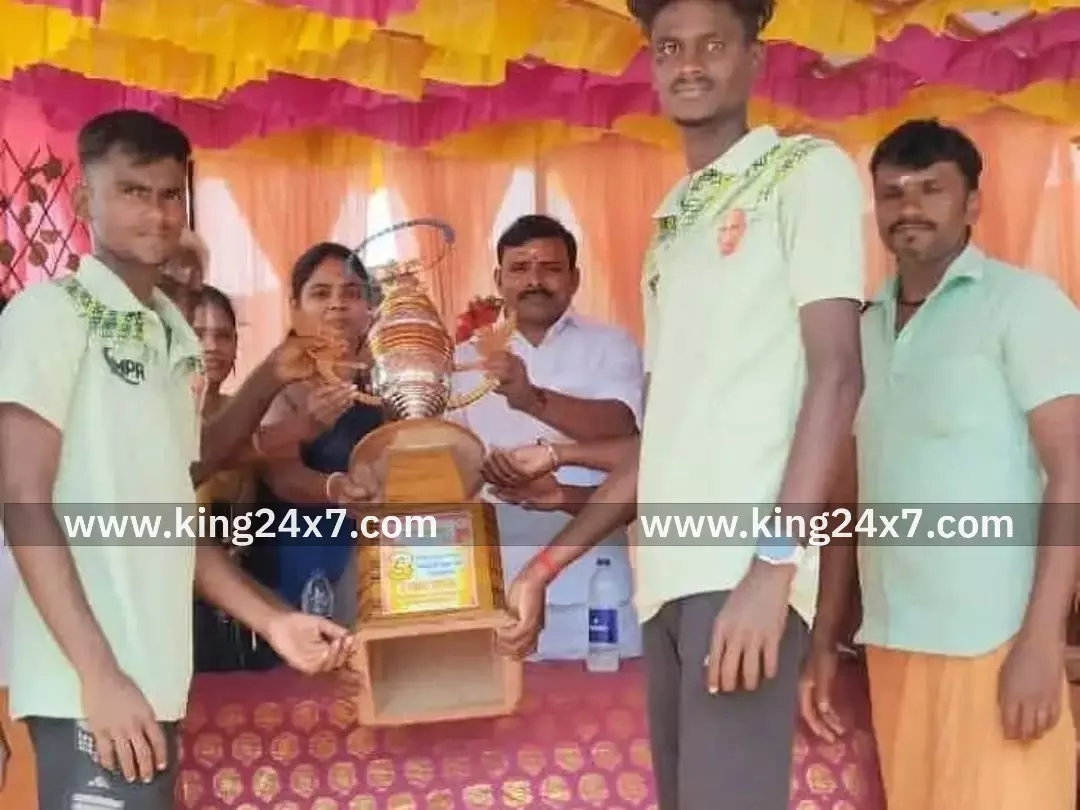 கபடி போட்டியில் வென்றவர்களுக்கு யூனியன் சேர்மன் பரிசு வழங்கினர் கபடி போட்டியில் வென்றவர்களுக்கு யூனியன் சேர்மன் பரிசு வழங்கினர்