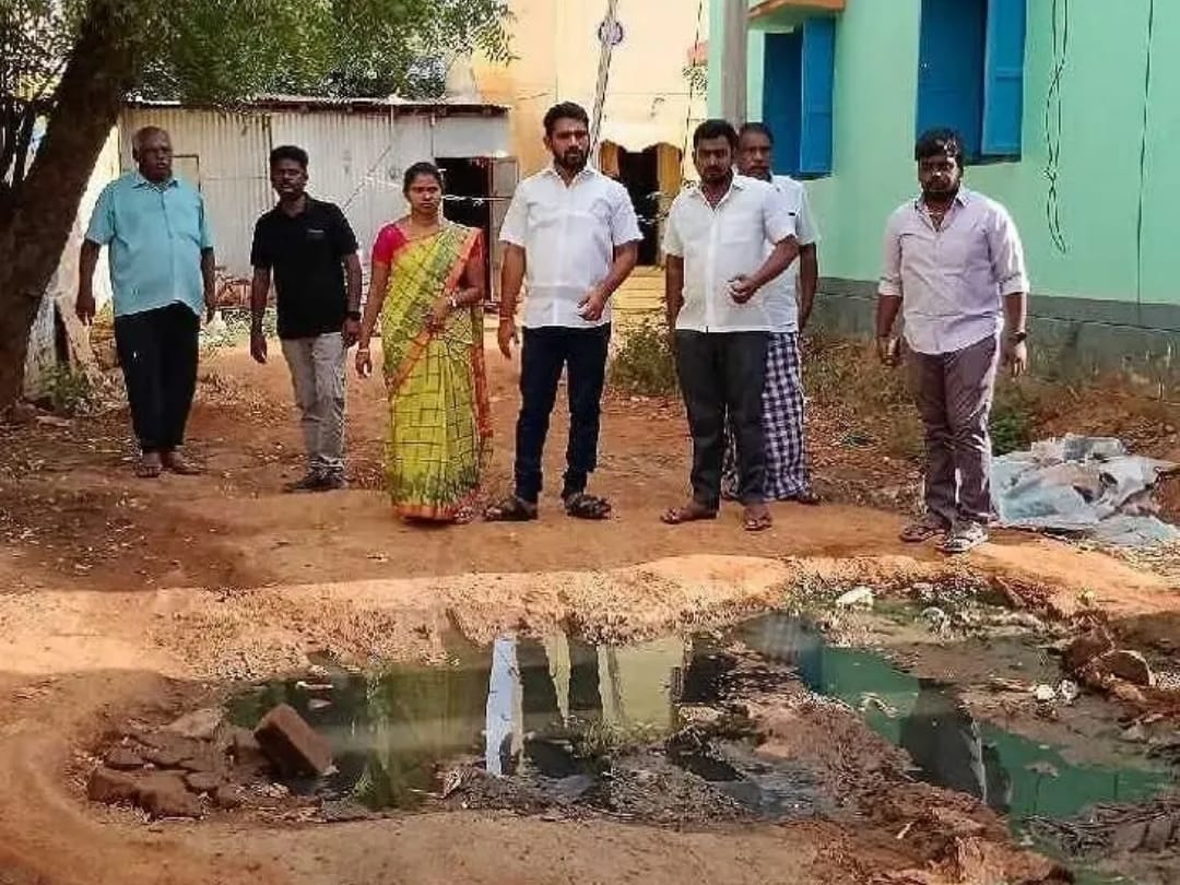 சங்கரன்கோவில் கழிவுநீர் சாலையை ஆய்வு செய்த சேர்மன் சங்கரன்கோவில் கழிவுநீர் சாலையை ஆய்வு செய்த சேர்மன்