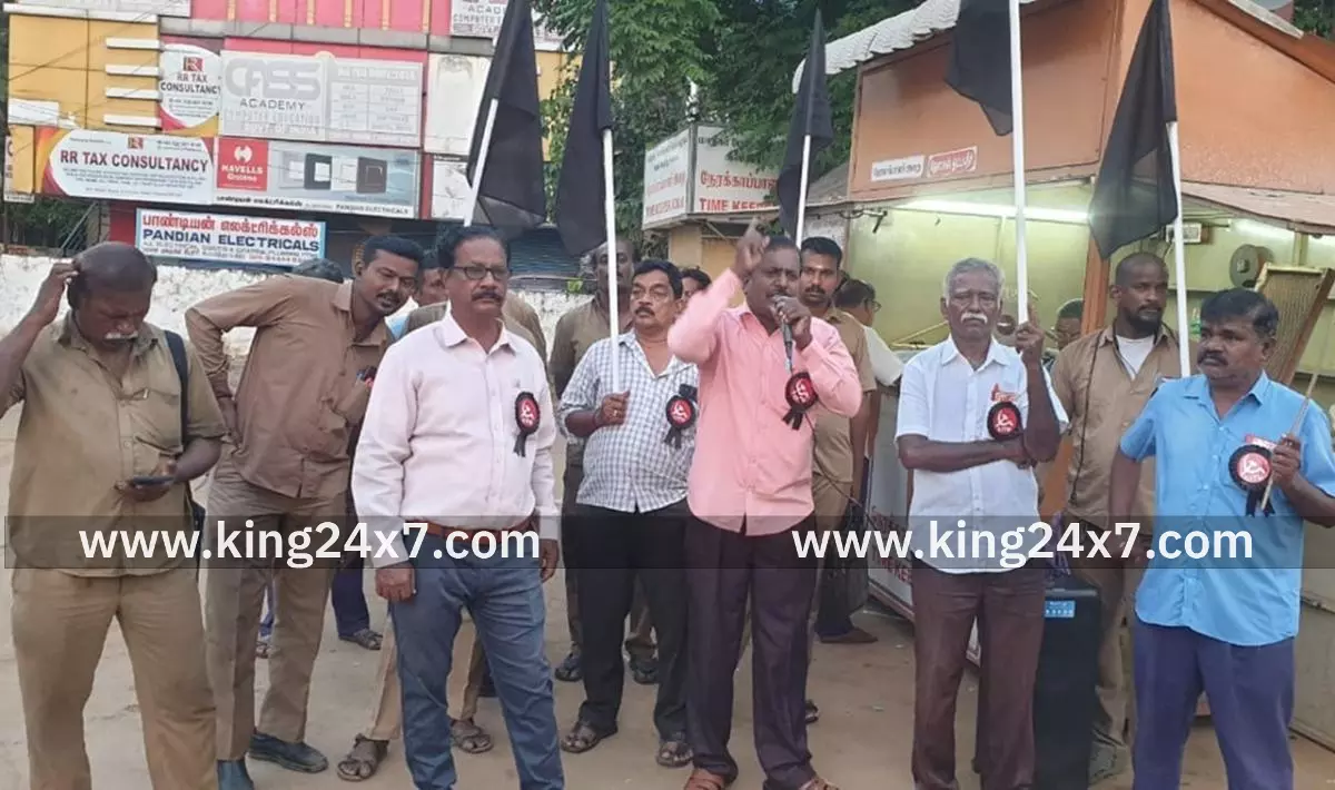 சென்னையில் போக்குவரத்து தொழிலாளர்கள் கருப்புக் கொடி ஆர்ப்பாட்டம் சென்னையில் போக்குவரத்து தொழிலாளர்கள் கருப்புக் கொடி ஆர்ப்பாட்டம்