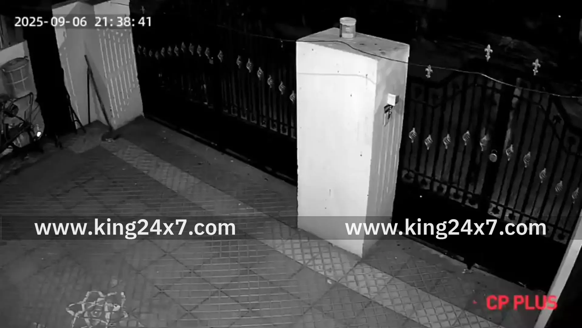 மர்ம நபர் நோட்டமிட்டு பூட்டை உடைக்க முயற்சி செய்த சிசிடிவி காட்சி