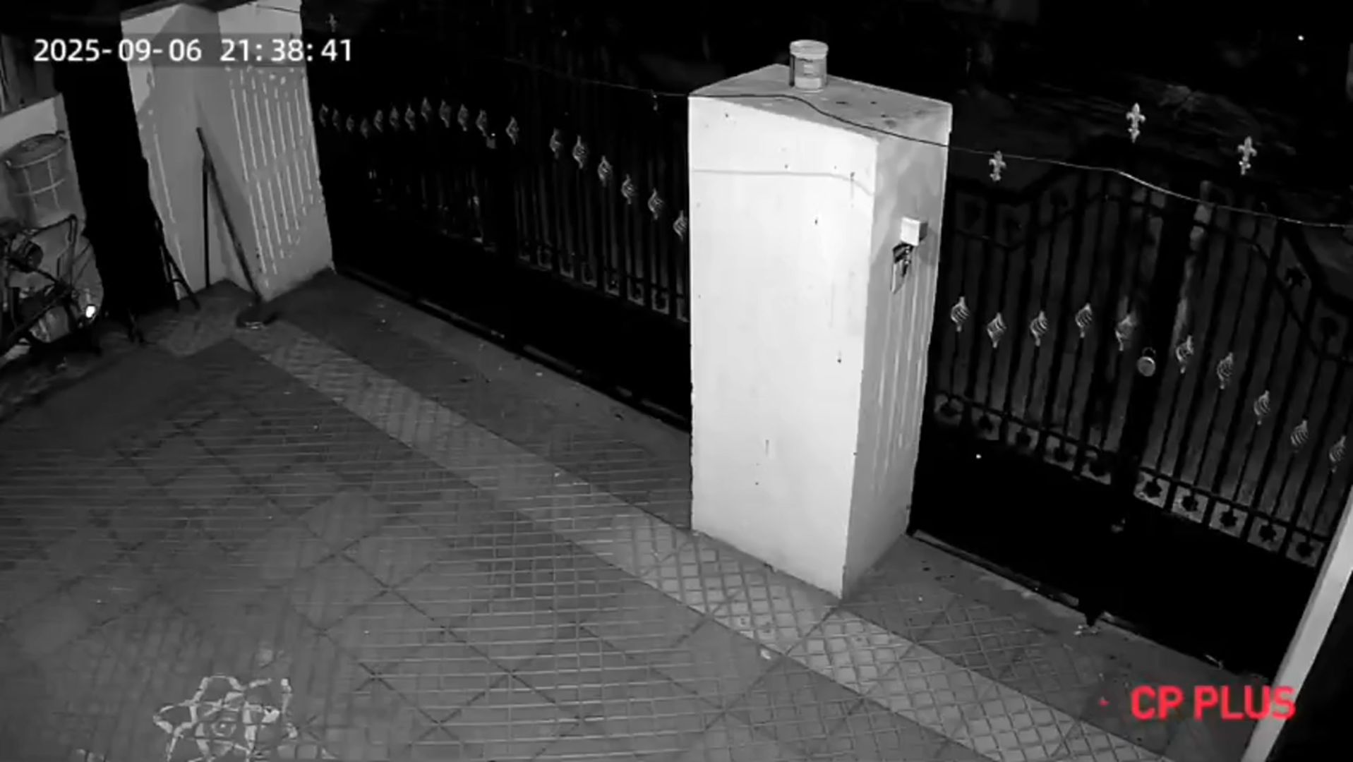 மர்ம நபர் நோட்டமிட்டு பூட்டை உடைக்க முயற்சி செய்த சிசிடிவி காட்சி