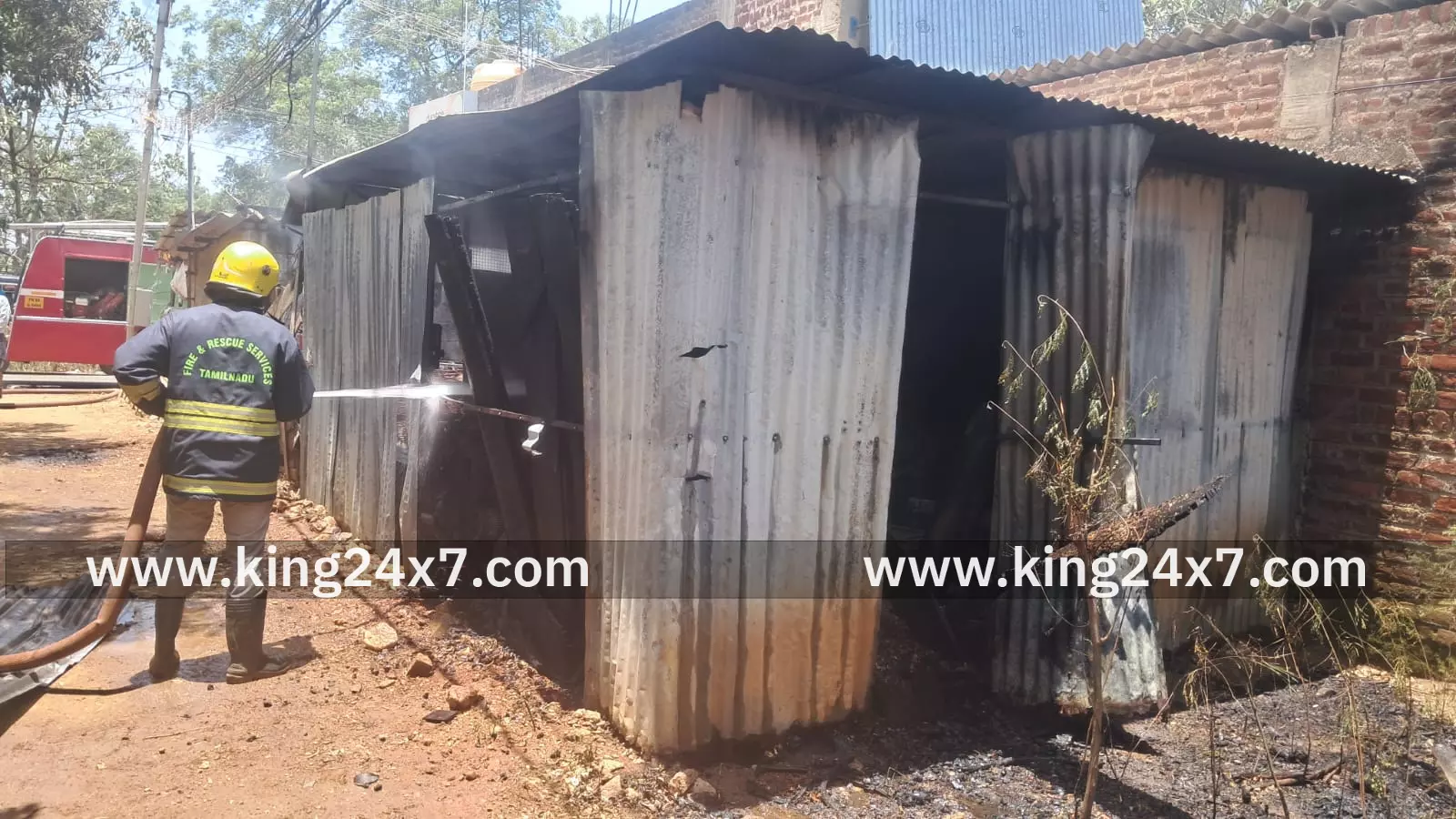 பாவூர்சத்திரத்தில் உள்ள மரக்கடையில் தீ விபத்து