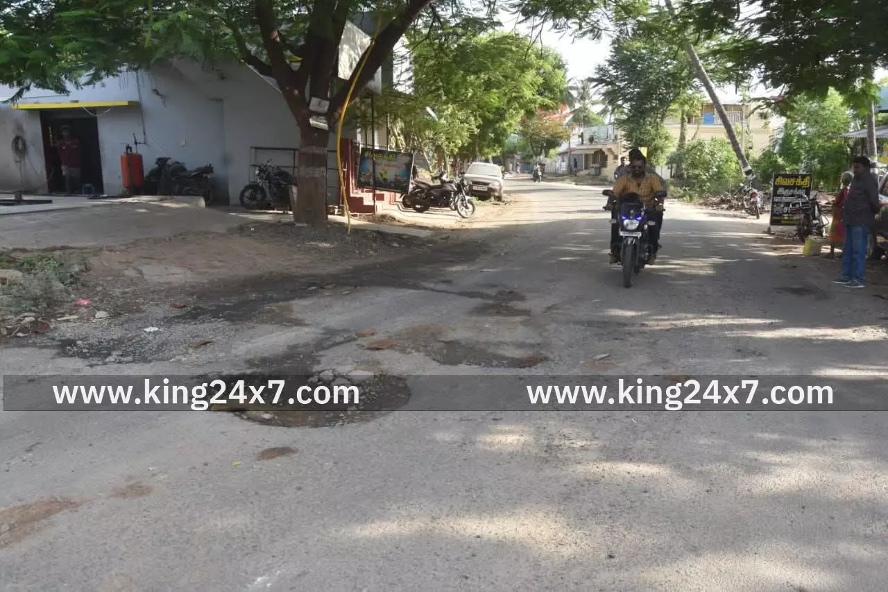 சோழவந்தானில் சாலைகளை சீரமைக்க கோரிக்கை. சோழவந்தானில் சாலைகளை சீரமைக்க கோரிக்கை.