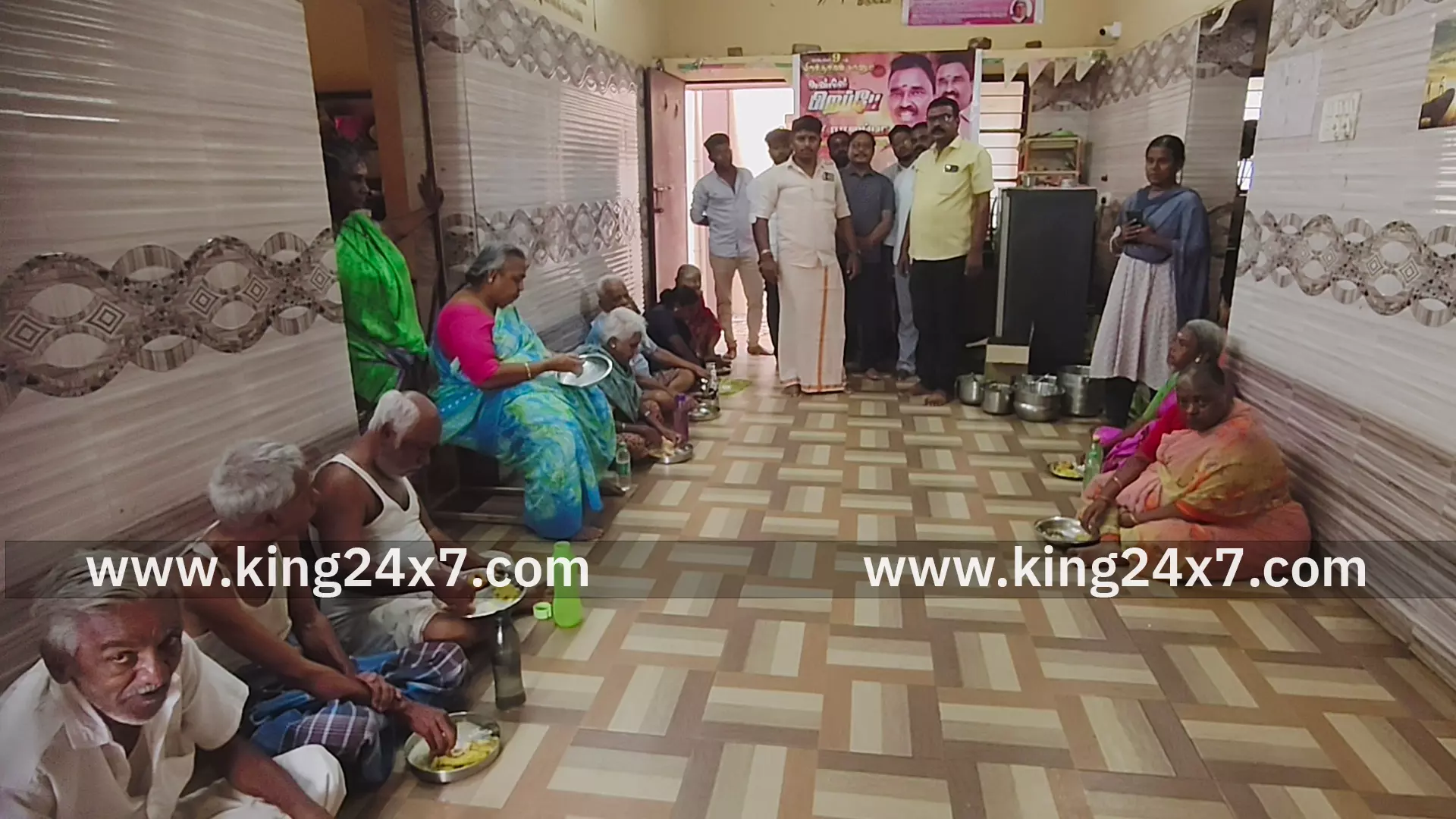 தொழிலதிபர் பிறந்த நாள் விழா - முதியோர் இல்லத்தில் அன்னதானம்