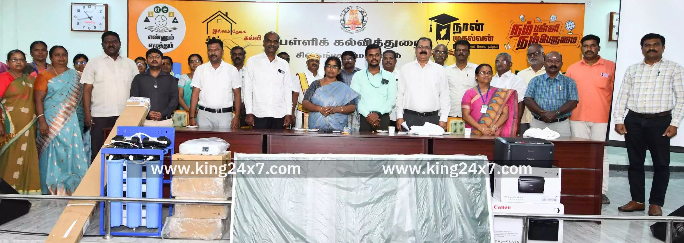 மாணவர்களுக்கு உபகரணங்களை வழங்கிய ஆட்சியர்