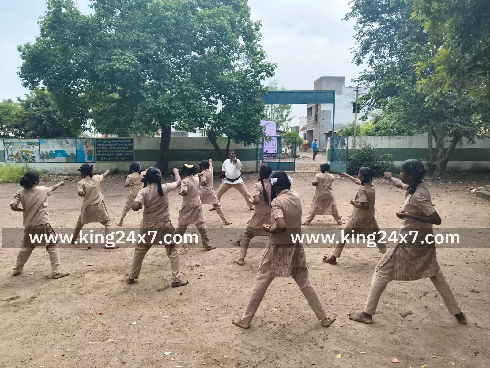 அரசு பள்ளியில் மாணவர்களுக்கு கராத்தே பயிற்சி அரசு பள்ளியில் மாணவர்களுக்கு கராத்தே பயிற்சி