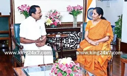 நிர்மலா சீதாராமனை அதிமுக முன்னாள் அமைச்சர் செங்கோட்டையன் சந்திப்பு!!