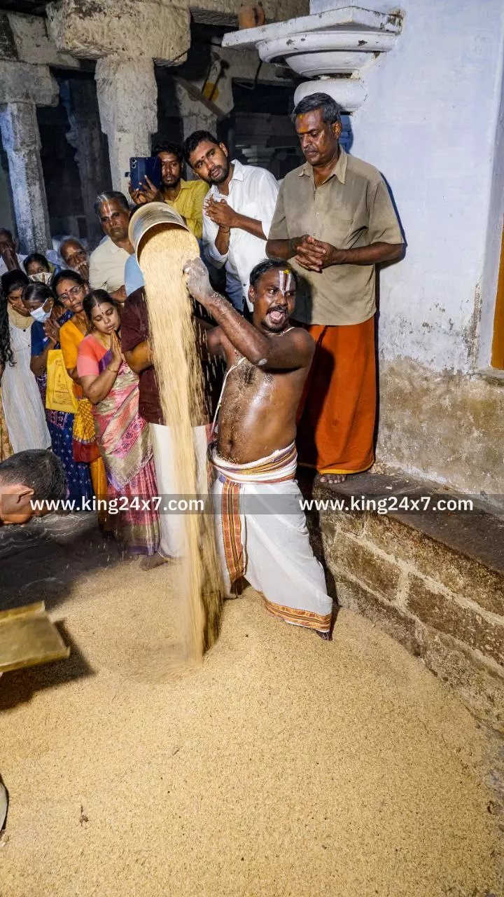 நம்பெரு மாள் உபயநாச்சியார்களுடன் நேற்று நெல்லளவு கண்டருளினார்.