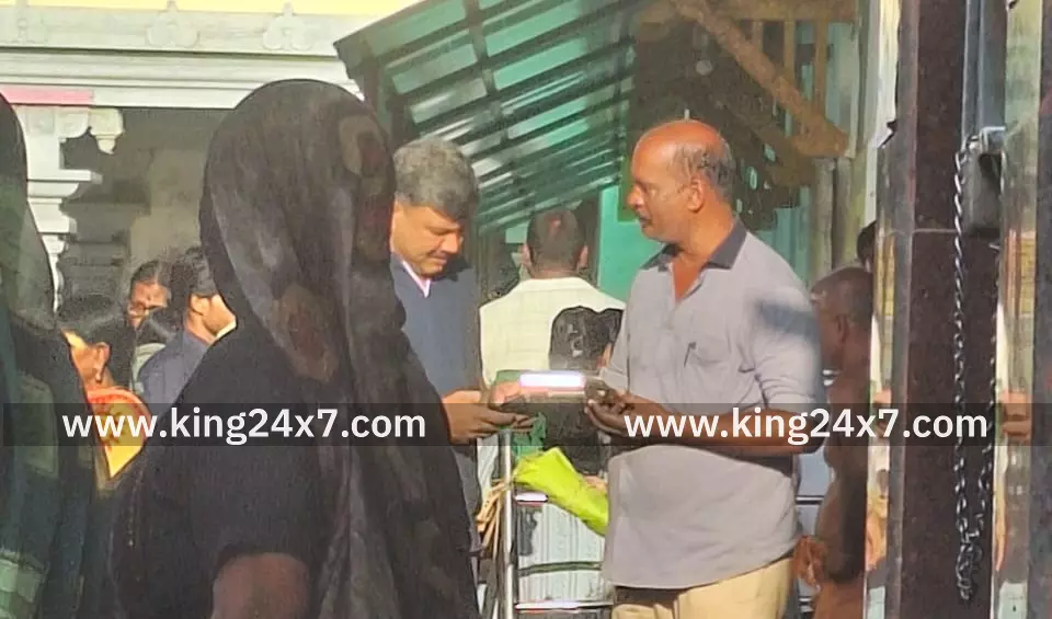 பக்தர்களிடம் வசூல் நடத்திய ஊழியர் பணியிடை நீக்கம்