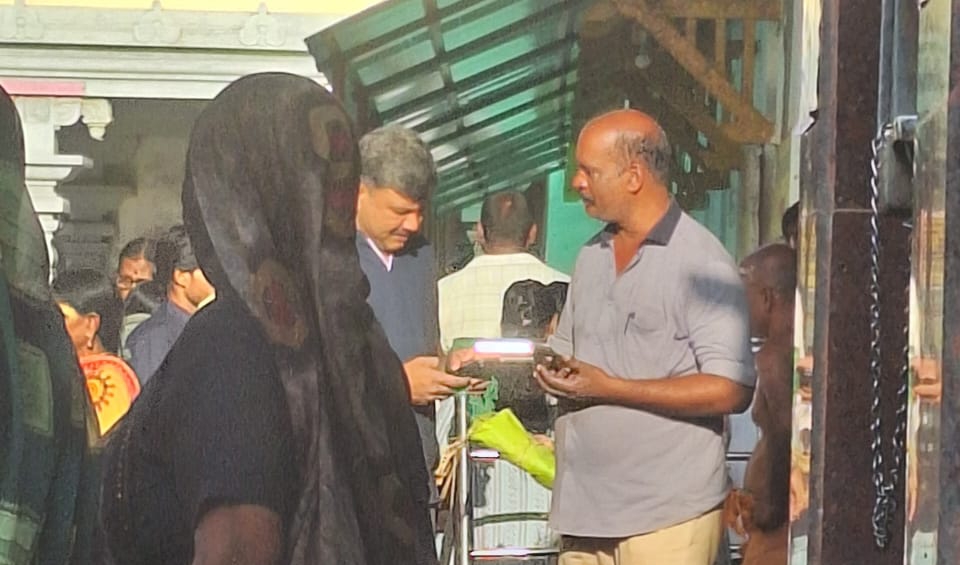 பக்தர்களிடம் வசூல் நடத்திய ஊழியர் பணியிடை நீக்கம்