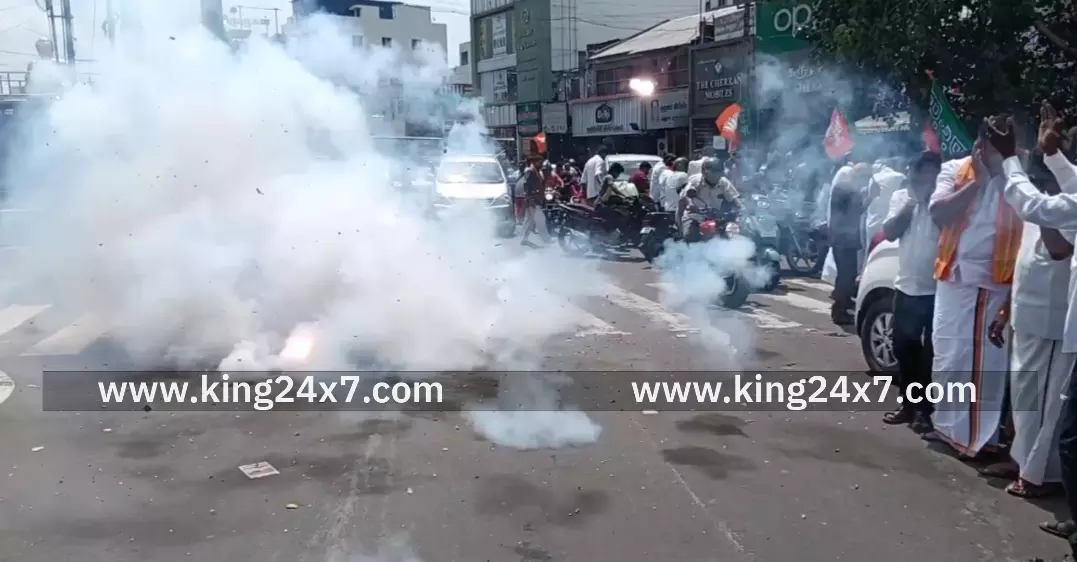 கரூர்-குடியரசு துணைத் தலைவர் தேர்தல் வெற்றி பட்டாசு வெடித்து இனிப்புகள் வழங்கி பிஜேபியினர் கொண்டாட்டம். கரூர்-குடியரசு துணைத் தலைவர் தேர்தல் வெற்றி பட்டாசு வெடித்து இனிப்புகள் வழங்கி பிஜேபியினர் கொண்டாட்டம்.