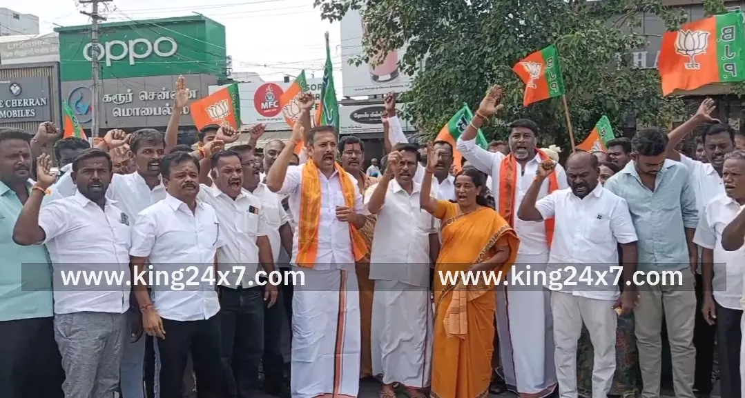 கரூர்-குடியரசு துணைத் தலைவர் தேர்தல் வெற்றி பட்டாசு வெடித்து இனிப்புகள் வழங்கி பிஜேபியினர் கொண்டாட்டம். கரூர்-குடியரசு துணைத் தலைவர் தேர்தல் வெற்றி பட்டாசு வெடித்து இனிப்புகள் வழங்கி பிஜேபியினர் கொண்டாட்டம்.