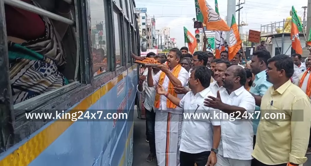 கரூர்-குடியரசு துணைத் தலைவர் தேர்தல் வெற்றி பட்டாசு வெடித்து இனிப்புகள் வழங்கி பிஜேபியினர் கொண்டாட்டம். கரூர்-குடியரசு துணைத் தலைவர் தேர்தல் வெற்றி பட்டாசு வெடித்து இனிப்புகள் வழங்கி பிஜேபியினர் கொண்டாட்டம்.