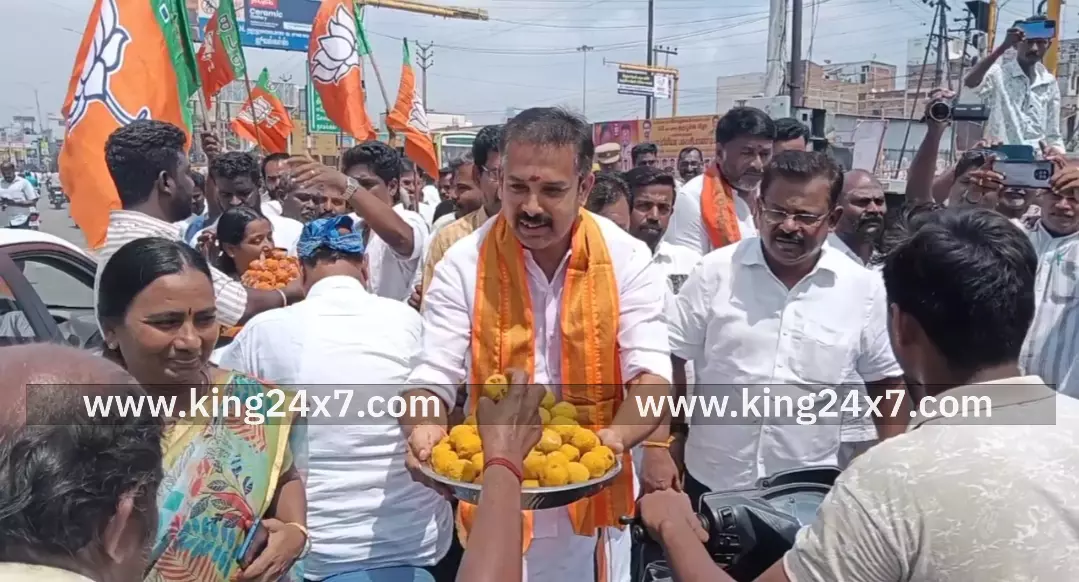 கரூர்-குடியரசு துணைத் தலைவர் தேர்தல் வெற்றி பட்டாசு வெடித்து இனிப்புகள் வழங்கி பிஜேபியினர் கொண்டாட்டம். கரூர்-குடியரசு துணைத் தலைவர் தேர்தல் வெற்றி பட்டாசு வெடித்து இனிப்புகள் வழங்கி பிஜேபியினர் கொண்டாட்டம்.