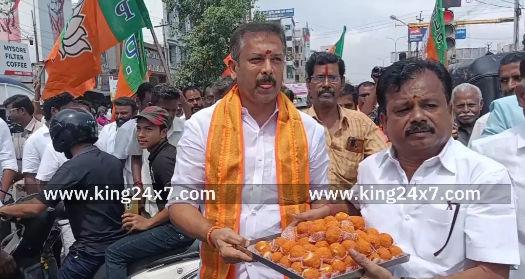 கரூர்-குடியரசு துணைத் தலைவர் தேர்தல் வெற்றி பட்டாசு வெடித்து இனிப்புகள் வழங்கி பிஜேபியினர் கொண்டாட்டம். கரூர்-குடியரசு துணைத் தலைவர் தேர்தல் வெற்றி பட்டாசு வெடித்து இனிப்புகள் வழங்கி பிஜேபியினர் கொண்டாட்டம்.