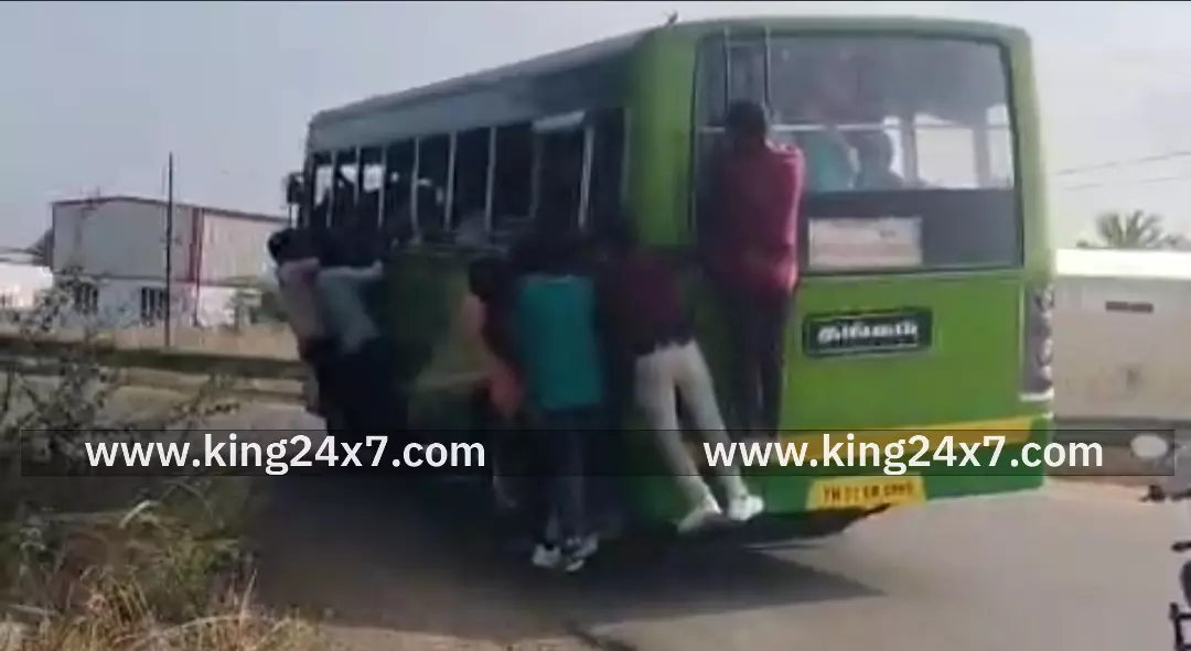 இருகூரில் மினிபஸ்சில் ஆபத்தான பயணம் – பயணியின் கால் சாலையில் உரசி பரபரப்பு !