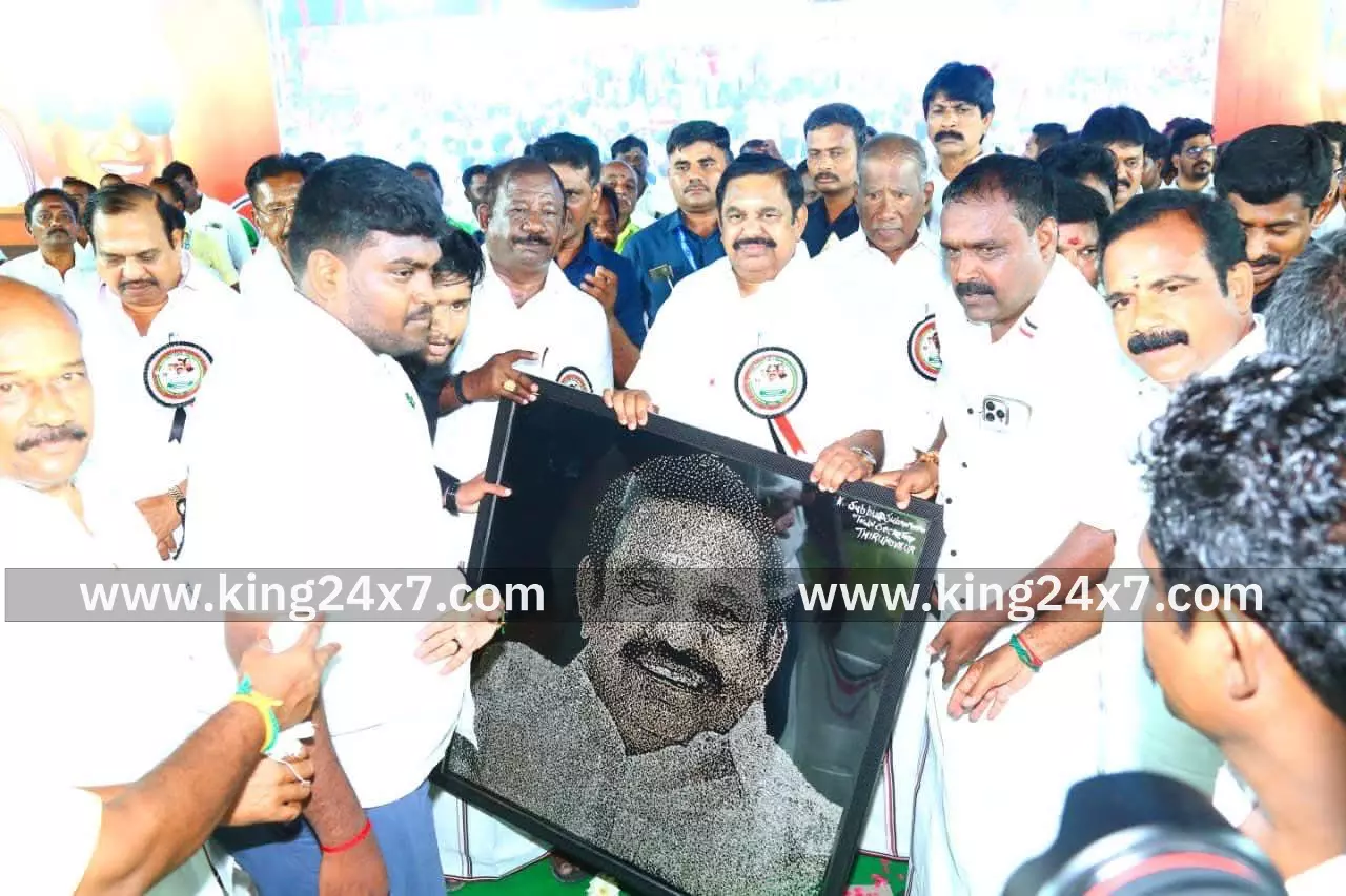 நினைவு பரிசு வழங்கிய நகர செயலாளர்