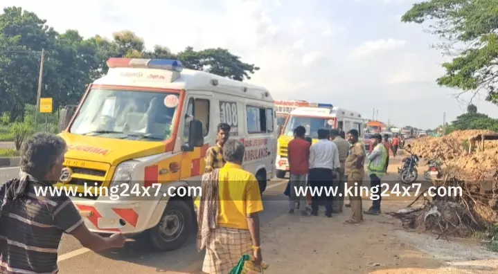 தூய்மை பணியாளர்கள் சென்ற வேன் மீது கனரக லாரி மோதி விபத்தில் 20 பேர் காயம்