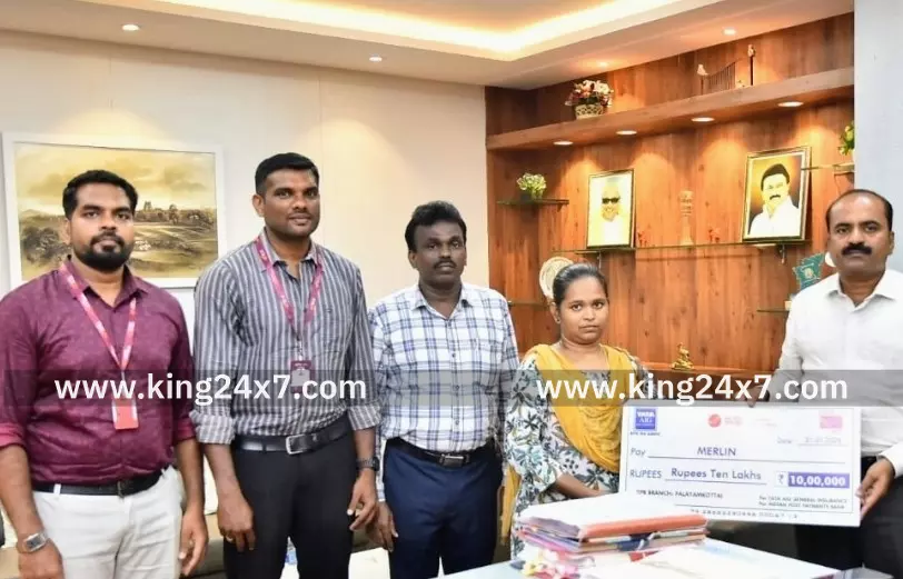 விபத்தில் உயிரிழந்தவர் மனைவிக்கு காசோலை வழங்கிய கலெக்டர் விபத்தில் உயிரிழந்தவர் மனைவிக்கு காசோலை வழங்கிய கலெக்டர்