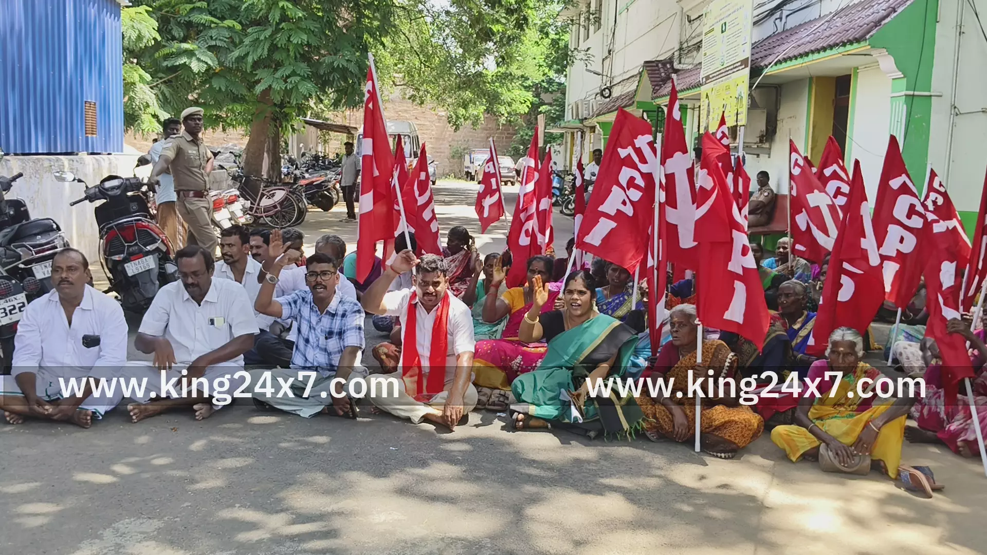 அடிப்படை வசதிகள் செய்து தர கோரி காத்திருப்பு போராட்டம்