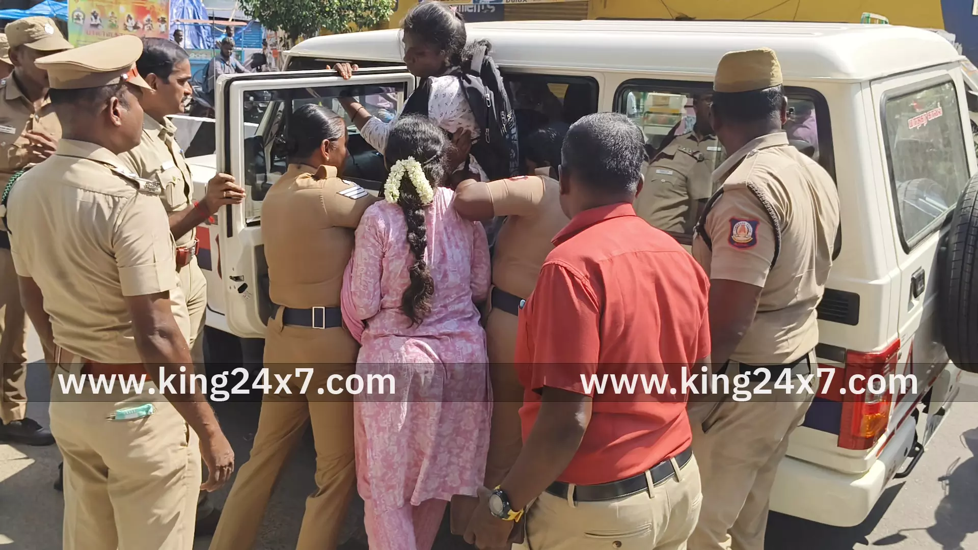 மது போதையில் இந்திய மாணவர் சங்கத்தினர் போராட்டத்தில் ஈடுபட்டதாக சிஇஓ புகார்