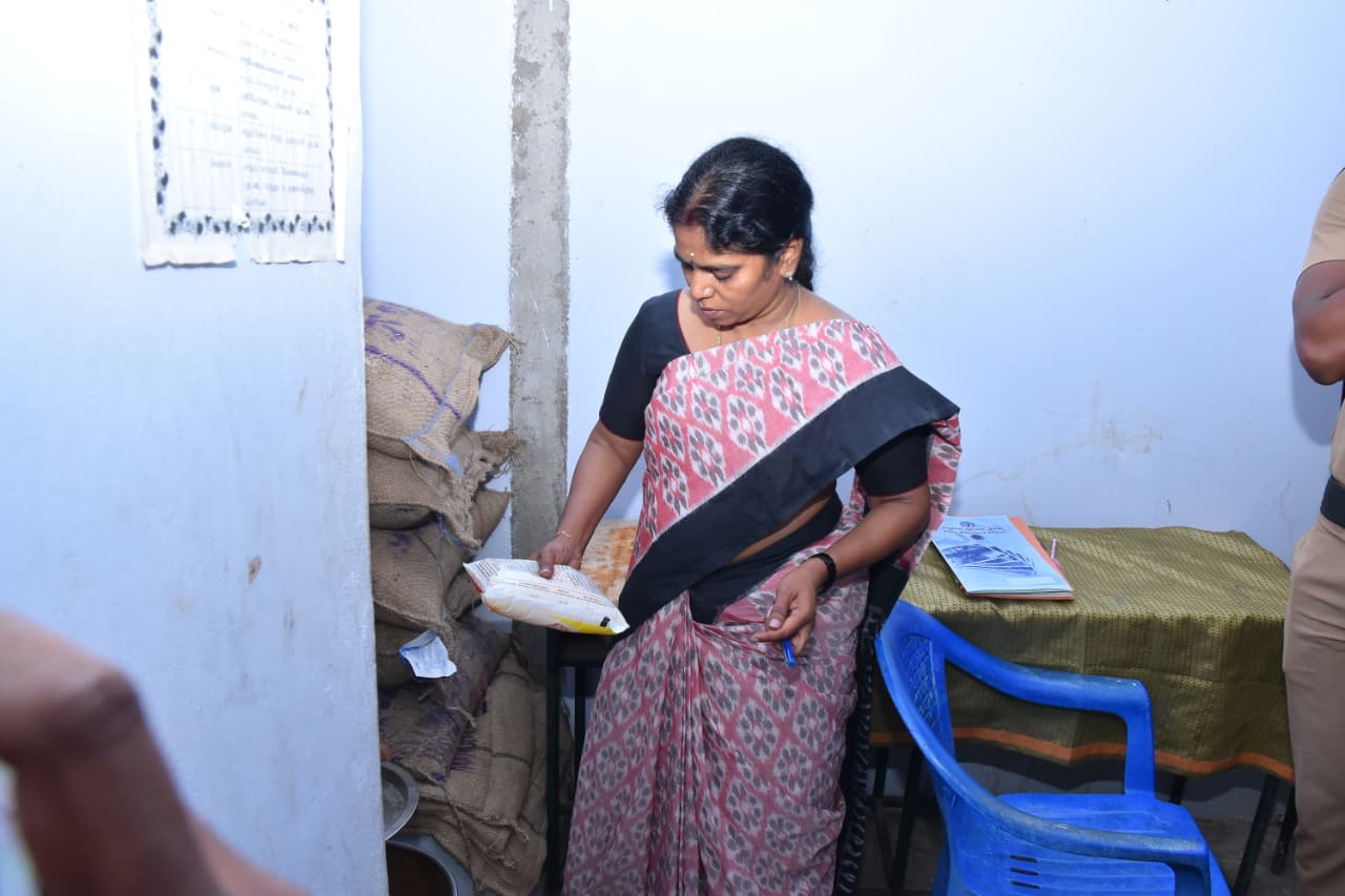 மேலப்புலியூர் அரசு மேல்நிலைப் பள்ளியில் அடிப்படை வசதிகள் குறித்து மாவட்ட ஆட்சித்தலைவர்  ந.மிருணாளினி  திடீர் ஆய்வு மேற்கொண்டார்.