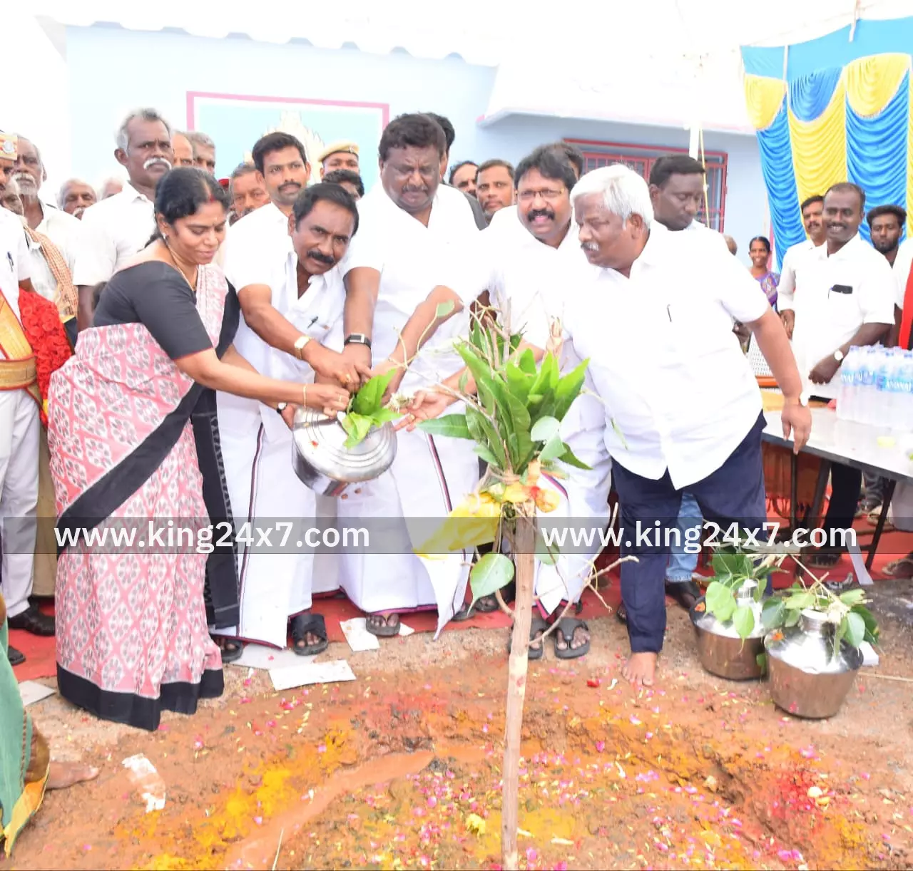 பாலம் கட்டும் பணியை துவக்கி வைத்த அமைச்சர்