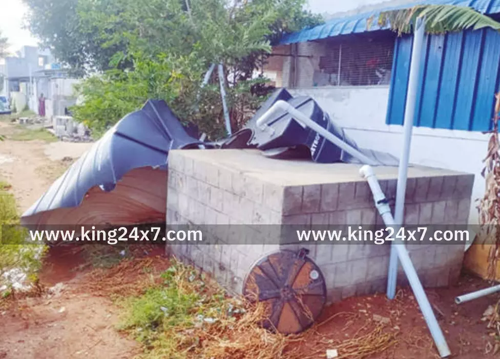 லட்சுமி நகரில் குடிநீர் தொட்டியை சேதப்படுத்திய மர்மநபர்கள் லட்சுமி நகரில் குடிநீர் தொட்டியை சேதப்படுத்திய மர்மநபர்கள்