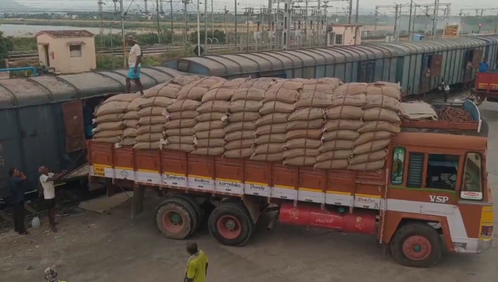 ரயிலில் கொண்டுவரப்பட்ட 2500 டன் ரேஷன் அரிசி!